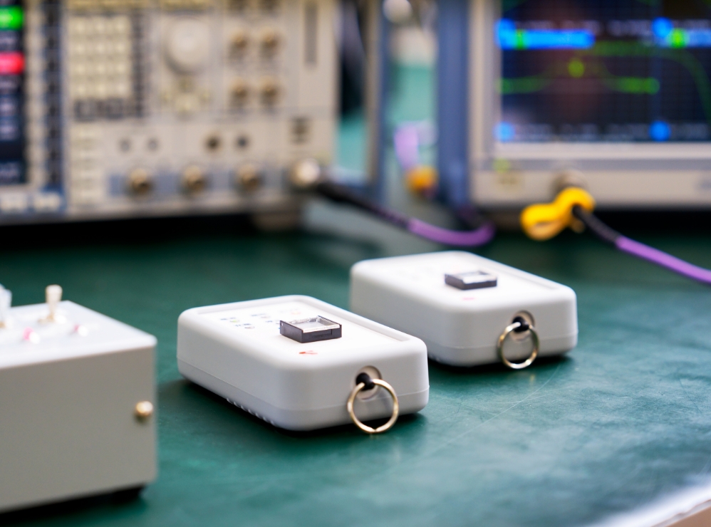 無線機器の測定・開発現場と、安定運用や高品質製造を支える無線技術の専門性