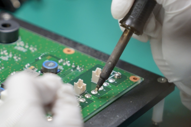 電子基板に半田付け作業を行う技術者の手元